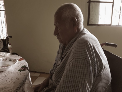 Fernando Tellez Yañes, 94 años mas de 4 años de convivencia en el asilo, la soledad le a ayudado a crear un vinculo de amistad con una amiga.